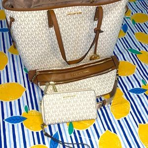 COPY - White Michael Kors Tote 👜